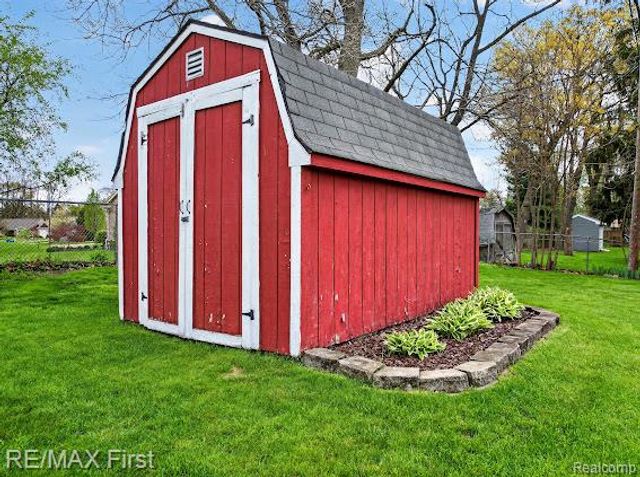 3740 Clintonville Road, Waterford, MI 48329