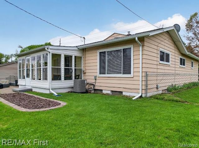 3740 Clintonville Road, Waterford, MI 48329