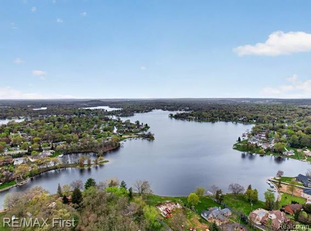 3740 Clintonville Road, Waterford, MI 48329