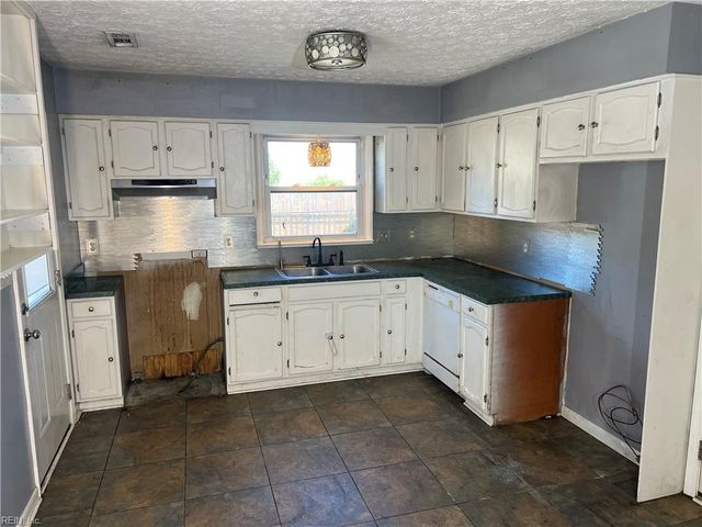 119 Admiral CT, Hampton, VA 23669