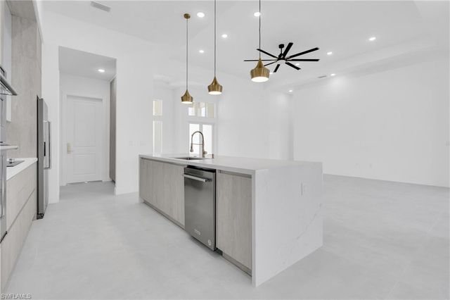 264 W Pine Valley LN, Rotonda West, FL 33947