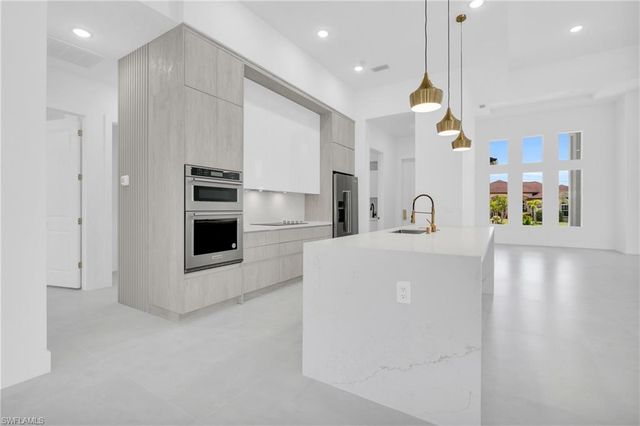 264 W Pine Valley LN, Rotonda West, FL 33947