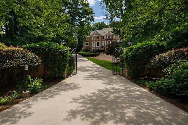 135 Lameloise Lane, Atlanta, GA 30327