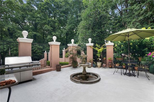135 Lameloise Lane, Atlanta, GA 30327