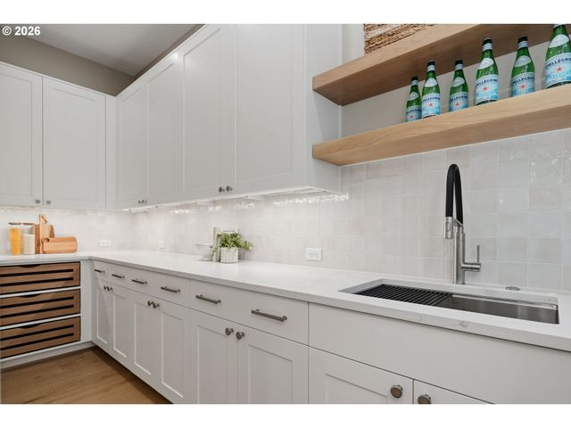 17950 KELOK Rd, Lake Oswego, OR 97034