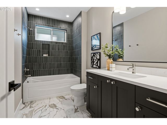 17950 KELOK Rd, Lake Oswego, OR 97034