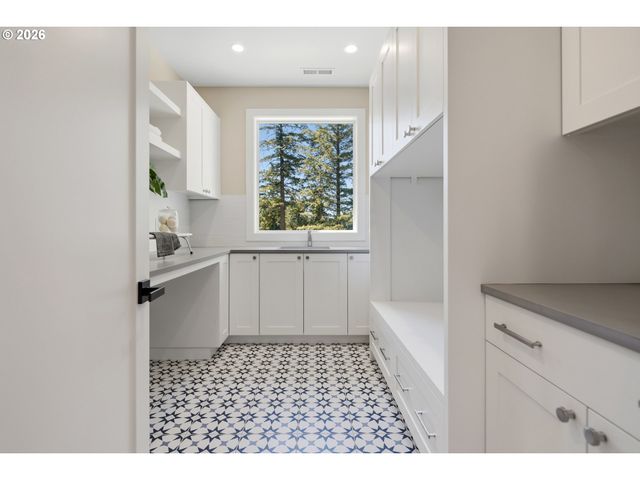 17950 KELOK Rd, Lake Oswego, OR 97034