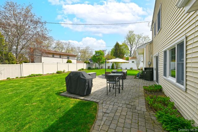 7 Gaston Street, Melville, NY 11747