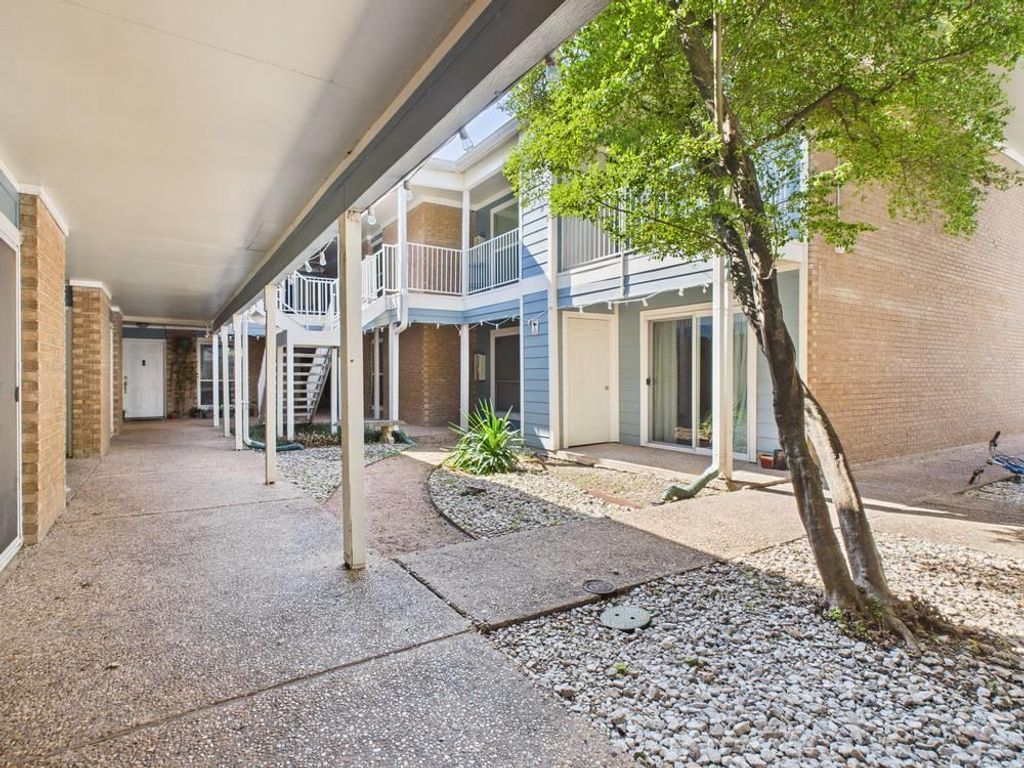 400 W 35th ST 104, Austin, TX 78705
