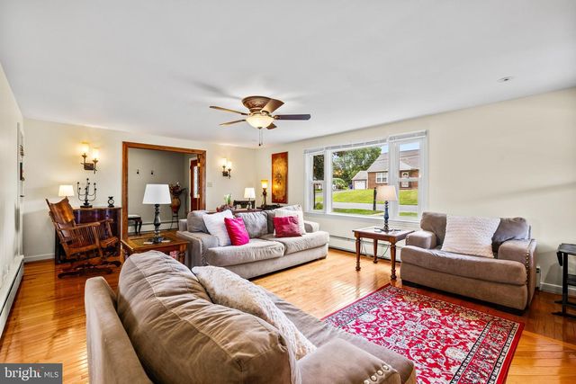 15 PINE ST, Jacobus, PA 17407
