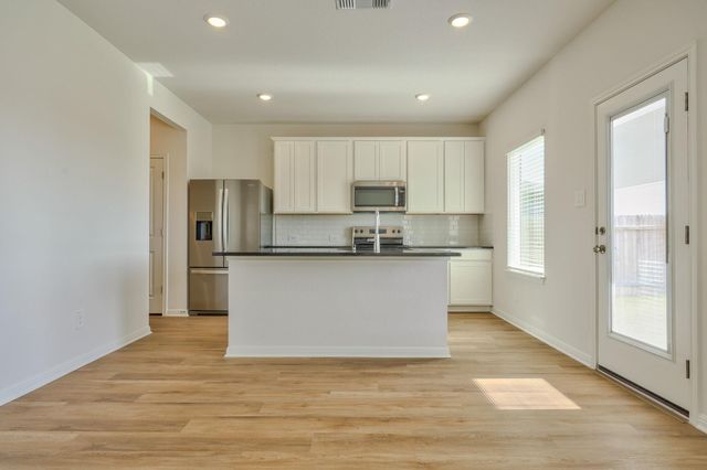 129 Honey Bee RD, Jarrell, TX 76537