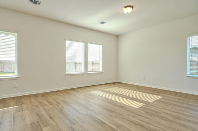 129 Honey Bee RD, Jarrell, TX 76537