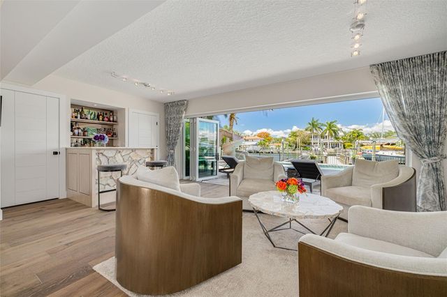725 BRIGHTWATERS BOULEVARD NE, St Petersburg, FL 33704