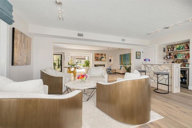 725 BRIGHTWATERS BOULEVARD NE, St Petersburg, FL 33704