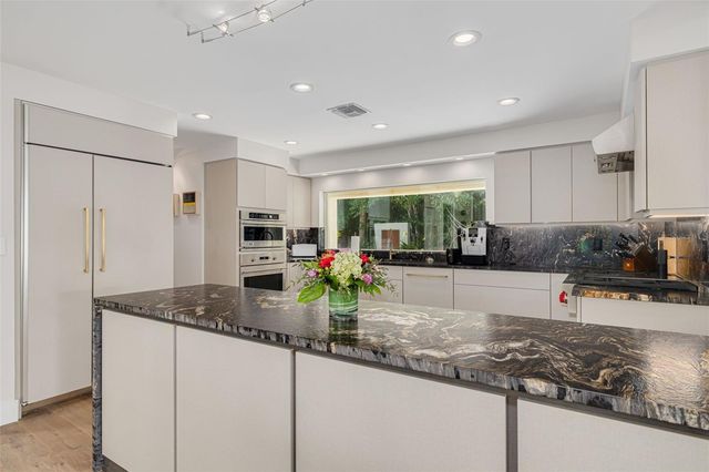 725 BRIGHTWATERS BOULEVARD NE, St Petersburg, FL 33704