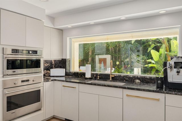 725 BRIGHTWATERS BOULEVARD NE, St Petersburg, FL 33704
