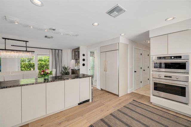 725 BRIGHTWATERS BOULEVARD NE, St Petersburg, FL 33704
