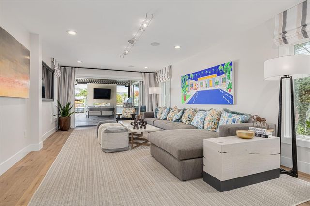 725 BRIGHTWATERS BOULEVARD NE, St Petersburg, FL 33704