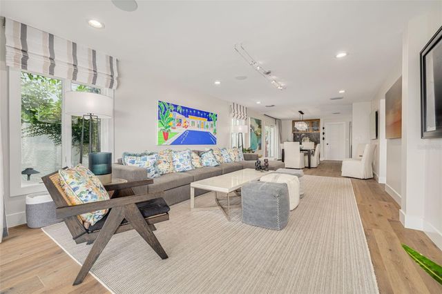 725 BRIGHTWATERS BOULEVARD NE, St Petersburg, FL 33704