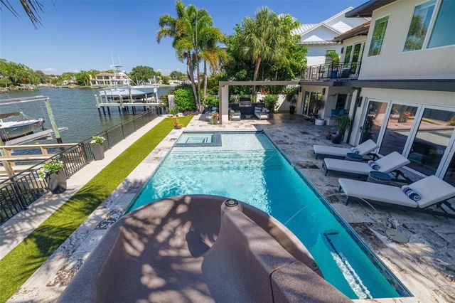 725 BRIGHTWATERS BOULEVARD NE, St Petersburg, FL 33704
