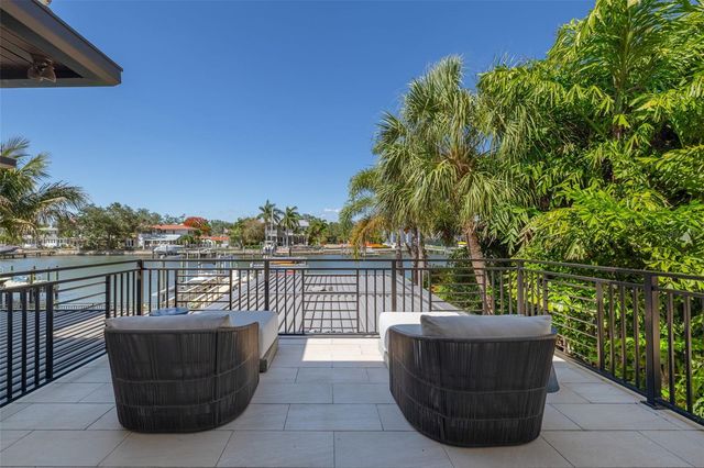 725 BRIGHTWATERS BOULEVARD NE, St Petersburg, FL 33704