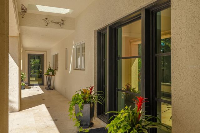 725 BRIGHTWATERS BOULEVARD NE, St Petersburg, FL 33704