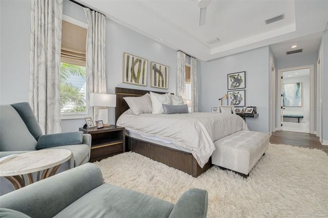 725 BRIGHTWATERS BOULEVARD NE, St Petersburg, FL 33704