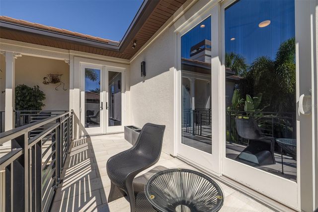 725 BRIGHTWATERS BOULEVARD NE, St Petersburg, FL 33704