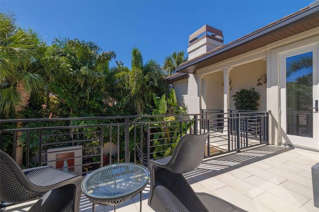 725 BRIGHTWATERS BOULEVARD NE, St Petersburg, FL 33704