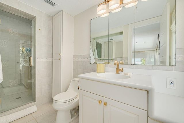 725 BRIGHTWATERS BOULEVARD NE, St Petersburg, FL 33704