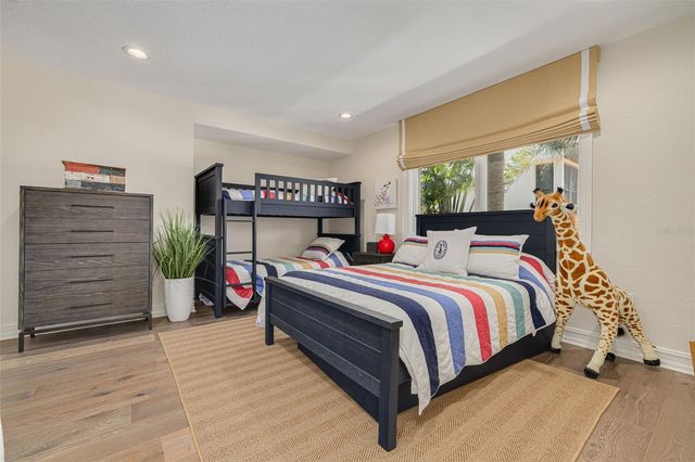 725 BRIGHTWATERS BOULEVARD NE, St Petersburg, FL 33704