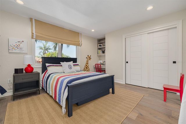 725 BRIGHTWATERS BOULEVARD NE, St Petersburg, FL 33704