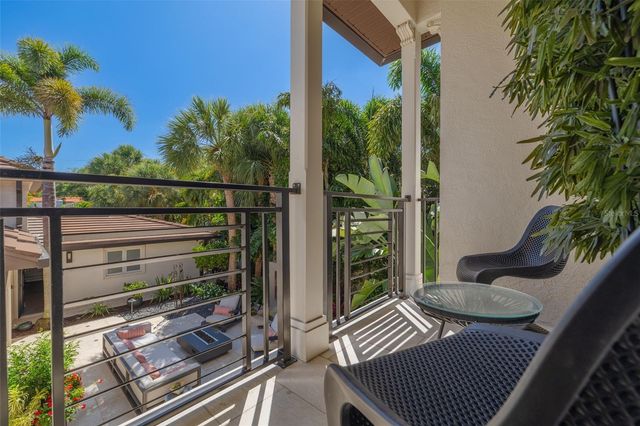 725 BRIGHTWATERS BOULEVARD NE, St Petersburg, FL 33704