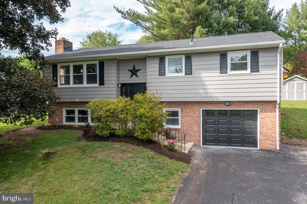 921 SHELBOURNE RD, Reading, PA 19606