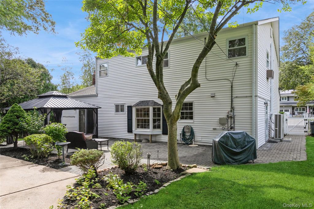 22 Sheryl Crescent, Smithtown, NY 11787 — photo 4