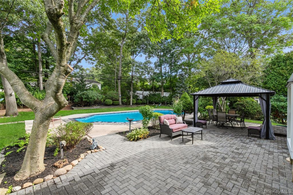 22 Sheryl Crescent, Smithtown, NY 11787 — photo 5
