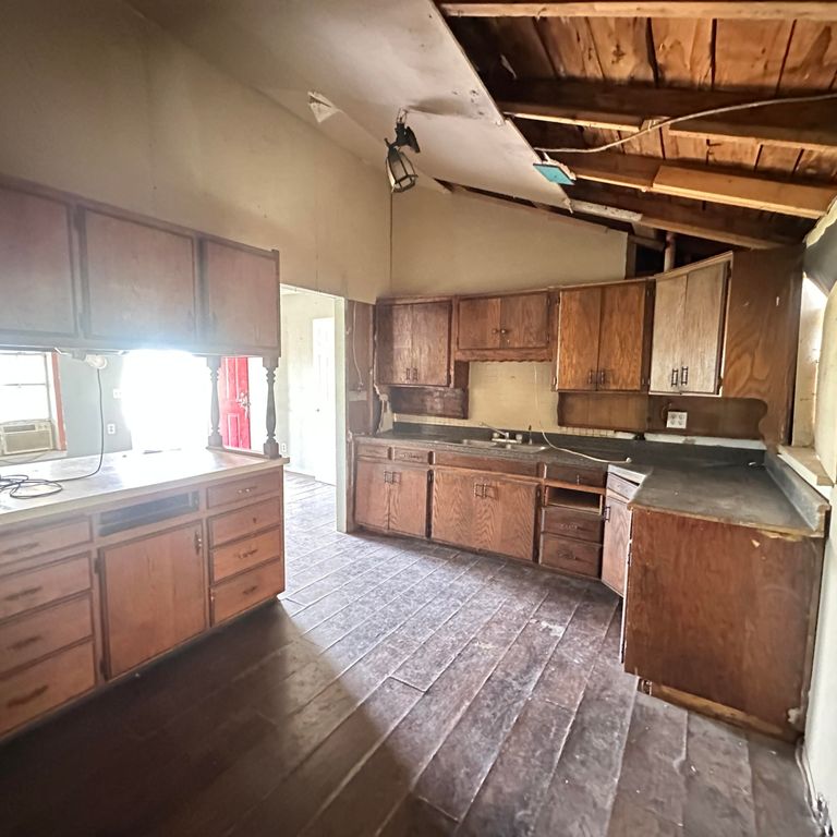 Image 10 of property listing at 417 E 42nd Street, San Angelo, TX 76903