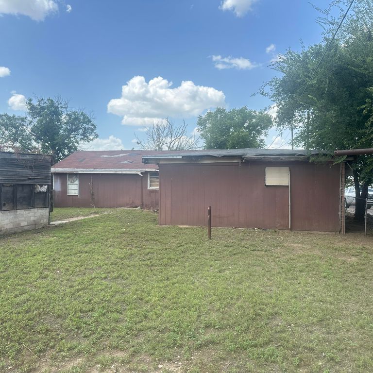 Image 3 of property listing at 417 E 42nd Street, San Angelo, TX 76903