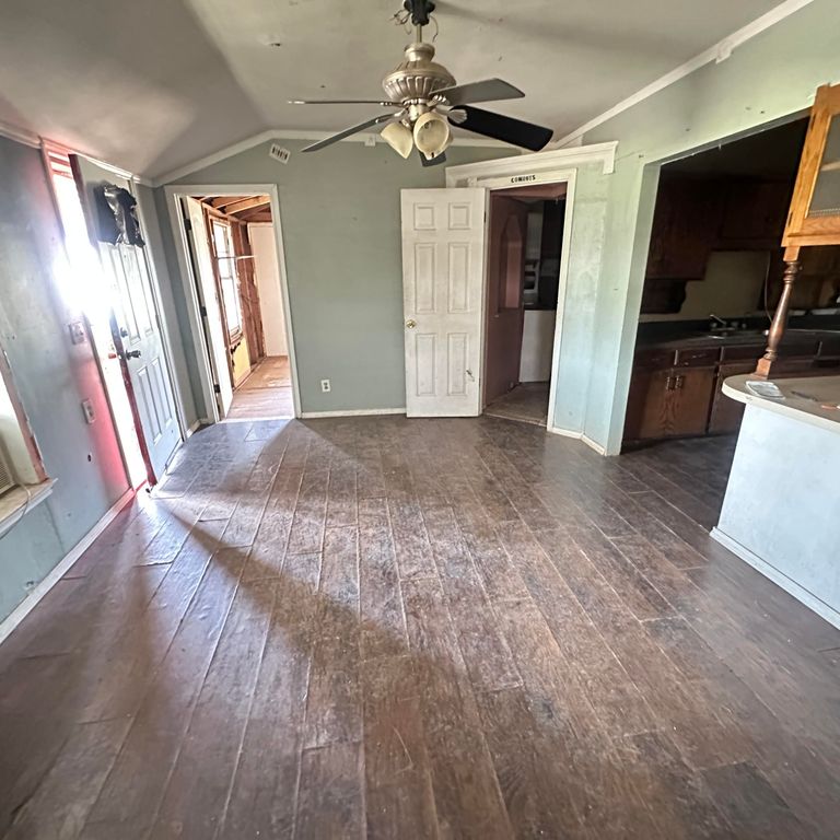 Image 7 of property listing at 417 E 42nd Street, San Angelo, TX 76903
