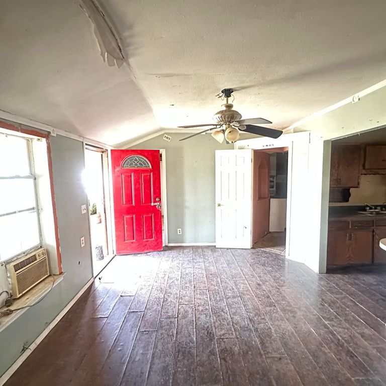 Image 8 of property listing at 417 E 42nd Street, San Angelo, TX 76903