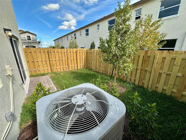 2867 SE 25th TER ., Homestead, FL 33035