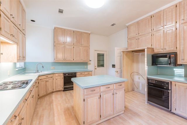 2411 Cross Timbers Trail, Arlington, TX 76006