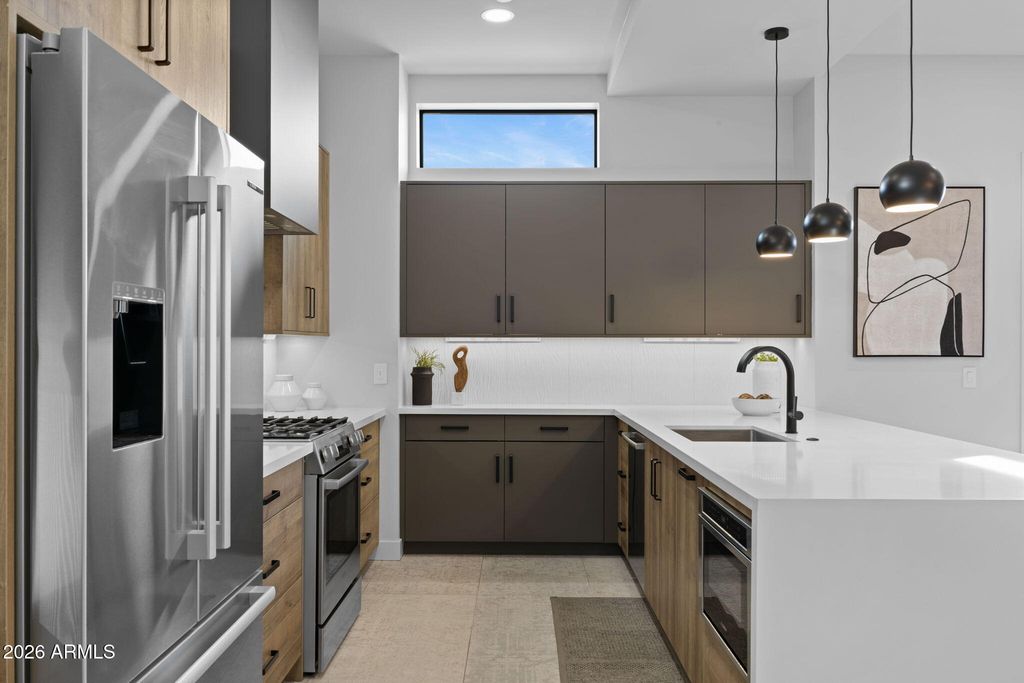 Image 8 of property listing at 377 E WINDSOR Avenue 13, Phoenix, AZ 85004