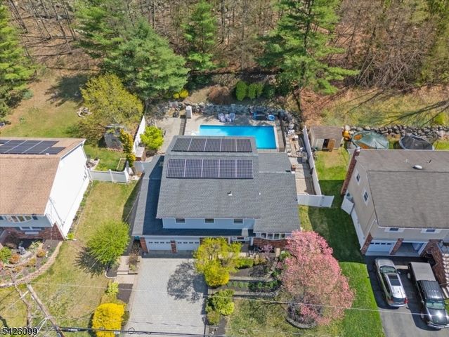 52 Molinari Dr, Wanaque Boro, NJ 07465