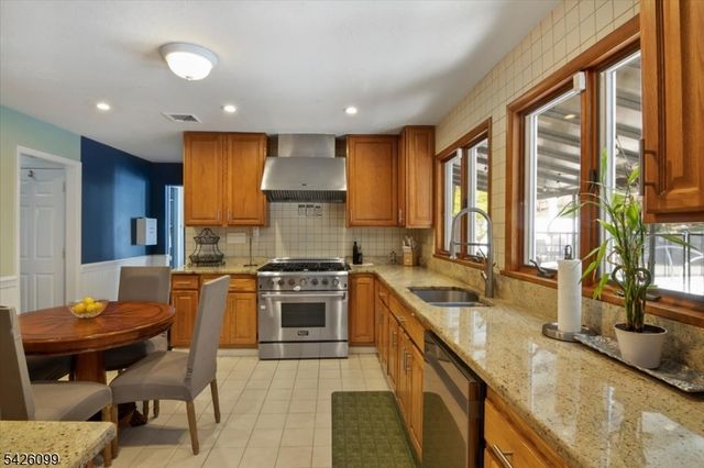 52 Molinari Dr, Wanaque Boro, NJ 07465