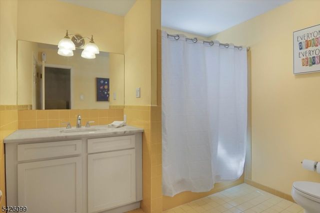 52 Molinari Dr, Wanaque Boro, NJ 07465