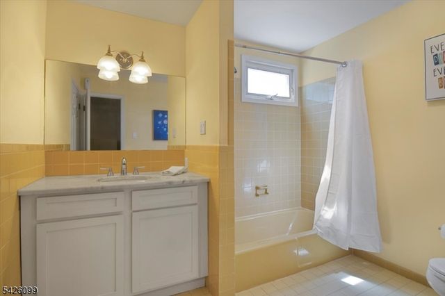 52 Molinari Dr, Wanaque Boro, NJ 07465