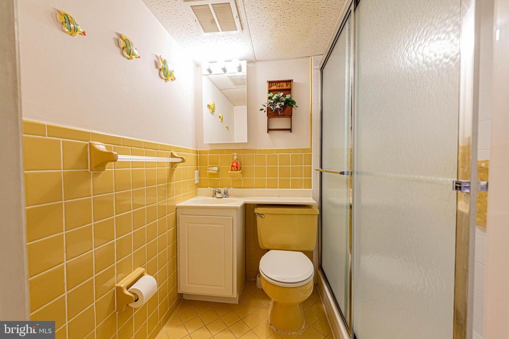 Image 15 of property listing at 401 ATLANTIC AVE #103, Ocean City, MD 21842