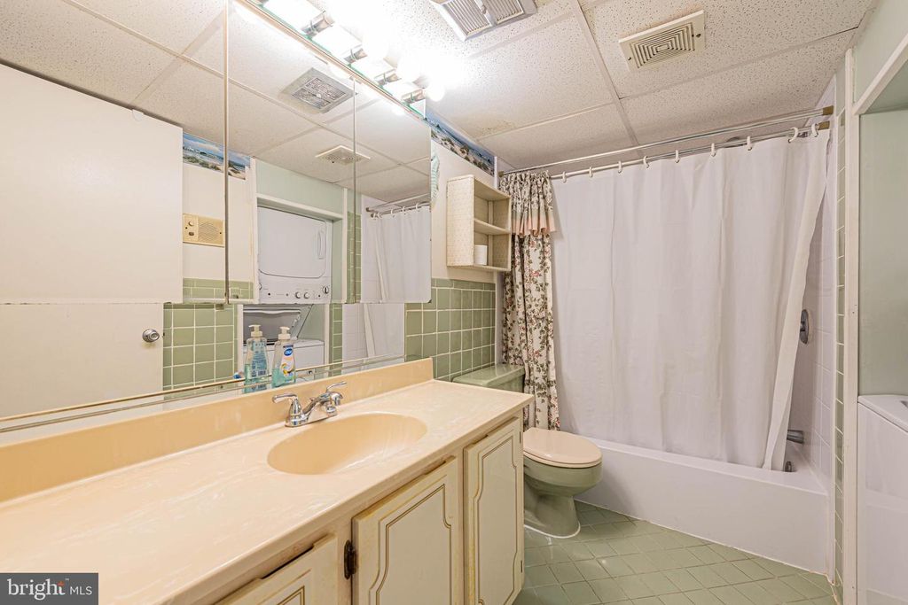 Image 16 of property listing at 401 ATLANTIC AVE #103, Ocean City, MD 21842