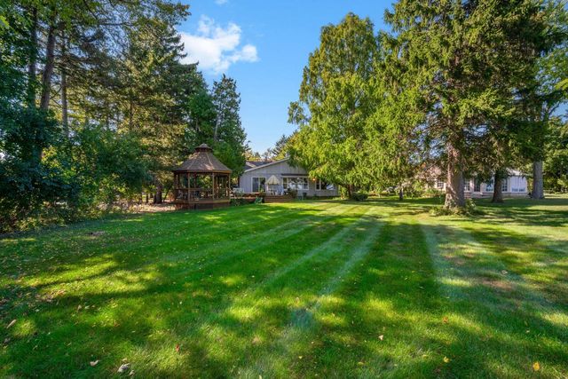 9604 N Lake DRIVE, Bayside, WI 53217